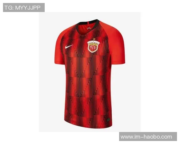 记者展示海港新赛季球衣清新红色造型引发球迷热议